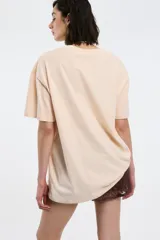 Remera de corte oversized en color blanco, con cuello redondo y mangas cortas. Presenta una estampa central con la frase 'Living a hot life' y un diseño de ajíes rojos.