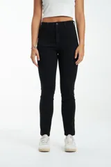 Jean negro tiro alto, corte ajustado y largo al tobillo.