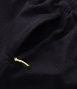 Bermuda deportiva masculina gris con cintura elástica, bolsillos laterales y cordón de ajuste.