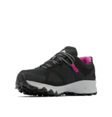 Championes de senderismo Columbia, modelo Peakfreak Hera Outdry, color negro con detalles en gris y fucsia. Presentan tecnología impermeable OutDry, entresuela TechLite+ para amortiguación y suela Adapt Trax para tracción en diversos terrenos.