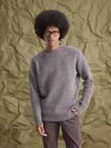 Sweater de cuello redondo confeccionado en mezcla de lana, con diseño de tejido de punto y sutiles líneas verticales en contraste.