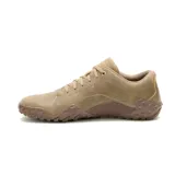 Championes Caterpillar modelo Gridlock Lo, color tostado, con diseño robusto y suela dentada característica de la marca. Presenta logo CAT en el lateral y cierre con cordones.