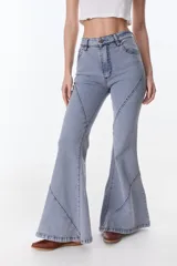 Pantalón de jean acampanado azul con diseño de paneles y costuras a la vista.