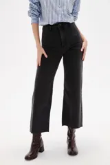 Pantalón de jean de corte ancho y tiro alto, con diseño de pierna recta y acabado en color gris oscuro.