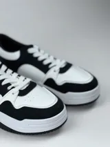 Championes blancos de estilo casual, con cordones y suela de goma.