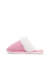 Pantuflas de estar por casa color arena, con exterior de textura gamuzada y detalle de piel sintética blanca en el borde superior.