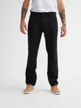 Pantalón de jean negro, de corte recto, con bolsillos delanteros y traseros.