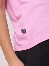 Remera de algodón de corte regular, con cuello redondo y mangas cortas, en color rosado.