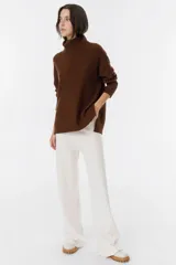 Pantalón de punto color bordó, de corte palazzo y cintura alta.