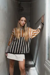 Pollera pantalón corta color negro, con corte evasé y bolsillos laterales.