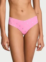 Bombacha tipo tanga de microfibra color rosado con estampado metalizado de monogramas, de tiro bajo y diseño sin costuras.