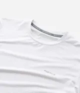 Remera deportiva masculina de manga corta y cuello redondo, confeccionada en tejido jacquard con tecnología dry para mayor transpirabilidad. Presenta un diseño con textura abstracta y corte estándar.
