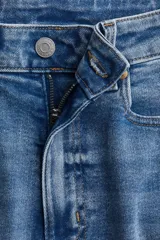 Pantalón de jean skinny de tiro alto, color celeste claro, con cinco bolsillos y cierre con botón.