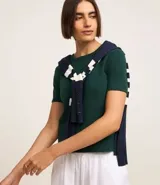 Remera negra ajustada de algodón con cuello redondo y mangas cortas.