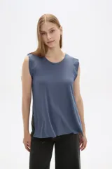 Remera blanca sin mangas con textura acanalada y corte holgado.