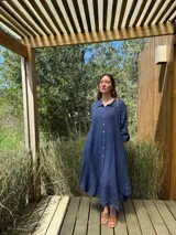 Vestido camisero amplio y largo color marrón chocolate, fabricado en Italia, con botones de nácar, cuello camisero y bolsillos laterales.