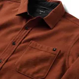 Camisa de franela Roark modelo Crossroads, confeccionada en algodón orgánico. Presenta un diseño de manga larga con cuello clásico, cierre frontal de botones y un bolsillo en el pecho.