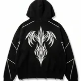 Campera de punto negra con capucha, cierre frontal completo y un diseño estampado de gran tamaño con la letra 'W' en color blanco. Presenta detalles de costuras y líneas blancas geométricas en las mangas y el cuerpo, además de un acabado desgastado en los bordes.