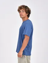 Remera azul oscuro de manga corta con cuello en V.