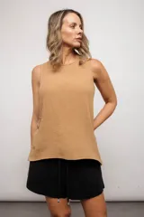 Musculosa negra lisa de algodón muselina con botones inferiores.