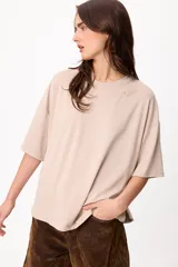 Remera básica de algodón color negro, con cuello redondo y detalle de bordado en el hombro.