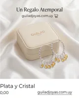 Caravanas de aro tipo argolla en plata 925 con textura trenzada, decoradas con múltiples dijes colgantes en forma de lágrima con cristales color ámbar.