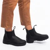 Botas Chelsea Blundstone negras de cuero resistente al agua, con laterales elásticos negros, suela de TPU duradera, entresuela acolchada, sistema SPS Max Comfort y plantilla extraíble.