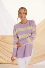 Sweater de punto color verde claro con rayas horizontales anchas color crema, de corte holgado y mangas largas.