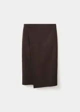 Falda midi cruzada color negro, de tiro alto y con tajo frontal.