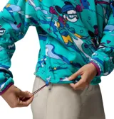 Polar Columbia de edición especial con diseño de Mickey Mouse y sus amigos esquiando, en tonos turquesa, azul y fucsia. Cuenta con cuello alto con botones a presión y solapa, bolsillo frontal con cierre y manga larga.
