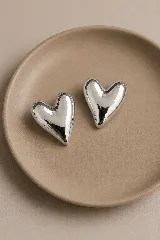 Aros con diseño de corazón inflado en acabado dorado brillante.