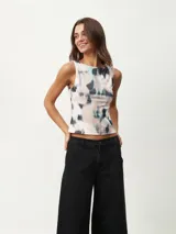 Musculosa con estampado abstracto en tonos celeste, beige, negro y blanco.