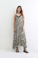 Mono largo con estampado floral en tonos beige, escote en V y tirantes finos.