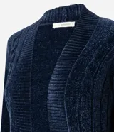 Cardigan abierto de largo medio, confeccionado en punto texturizado con diseño de cables marcados y puños acanalados.