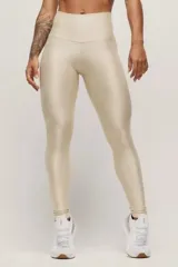 Calza deportiva de tiro alto en color verde militar, confeccionada en tejido técnico con acabado satinado. Presenta un diseño anatómico que se ajusta al cuerpo y cuenta con un bolsillo interno.