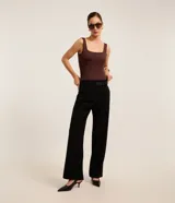 Blusa básica sin mangas marca Cortelle, confeccionada en poliamida con elastano. Presenta un diseño ajustado al cuerpo con escote cuadrado tanto en el frente como en la espalda y breteles medianos.