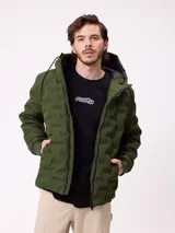 Campera puffer con capucha, color verde militar, con cierre frontal y bolsillos laterales. Presenta un diseño acolchado con costuras termoselladas y puños elásticos.