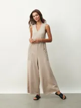 Mono largo azul marino, de corte holgado, con escote en V y bolsillos laterales.