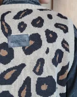 Chaleco tejido de punto con diseño animal print, cuello redondo y sin mangas.