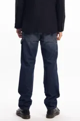 Pantalón de jean azul oscuro de corte recto, con refuerzos en las rodillas y bolsillos laterales. Diseño de estilo cargo con frente reforzado.