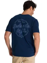 Remera de manga corta color azul marino con cuello redondo. Presenta el logo de la marca estampado en el pecho y una etiqueta pequeña con el logo en el dobladillo inferior.