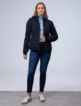 Campera negra impermeable de abrigo, marca Michael Kors. Tiene capucha no desmontable con jareta de ajuste, cierre metálico central, bolsillos verticales delanteros y puños elastizados.