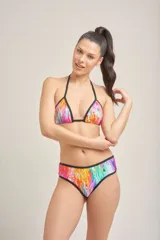 Conjunto de bikini con corpiño triangular con tirantes finos y bombacha clásica. Estampado con diseño abstracto en tonos rosados, naranjas, amarillos, verdes y celestes, con ribetes negros.