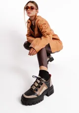 Borcegos de cuero vacuno color negro, beige y marrón claro, con cordones negros, suela de goma track color negro y plataforma de 5 cm.