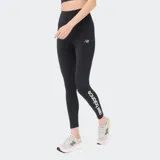 Calza deportiva de tiro alto color negro, con logo de la marca en el muslo y estampado vertical en contraste en la parte inferior de la pierna. Confeccionada en tejido elástico con tecnología de secado rápido.