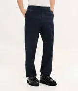 Pantalón de corte recto confeccionado en sarga de algodón con un toque de elastano. Presenta cintura con trabillas para cinturón, cierre tradicional de botón y cremallera, y bolsillos laterales y traseros.