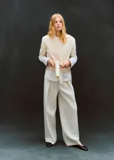 Camiseta de punto fino de algodón y lana, color beige, con diseño oversize, cuello redondo y mangas cortas.