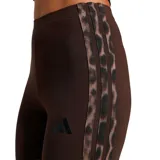 Calza deportiva Adidas de tiro alto, color marrón, con diseño ajustado y bandas laterales con estampado animal print. Presenta el logo de la marca bordado en la parte superior.