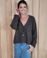 Cardigan de punto color marrón chocolate, con escote en V, cierre frontal con botones y mangas largas con puños anchos acanalados.