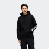 Canguro negro con capucha y cordones ajustables, bolsillo tipo canguro y puños y cintura acanalados. Estampado blanco con el logo de la marca en la manga izquierda.